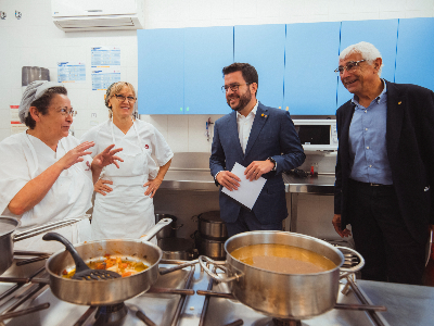 El president i el conseller han visitat la cuina de l’escola bressol Pla de Fornells. Autor: Arnau Carbonell