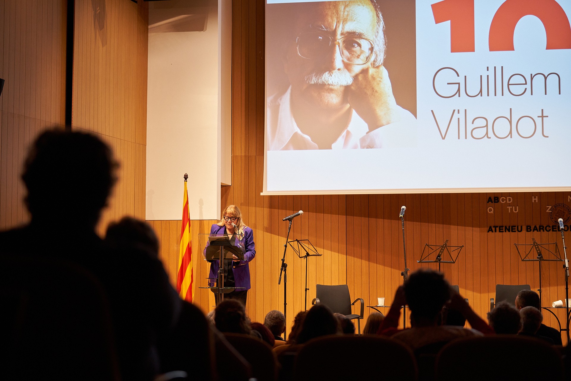 La consellera Garriga durant l'acte d'homenatge a Guillem Viladot a l'Ateneu Barcelonès