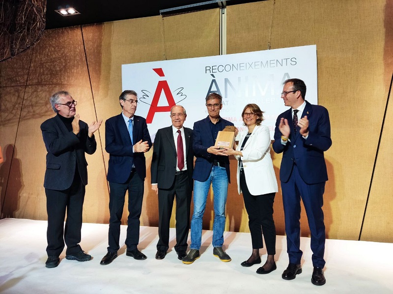 La consellera Serret entrega el Reconeixement Ànima al periodista de TV3 Lluís Caelles.