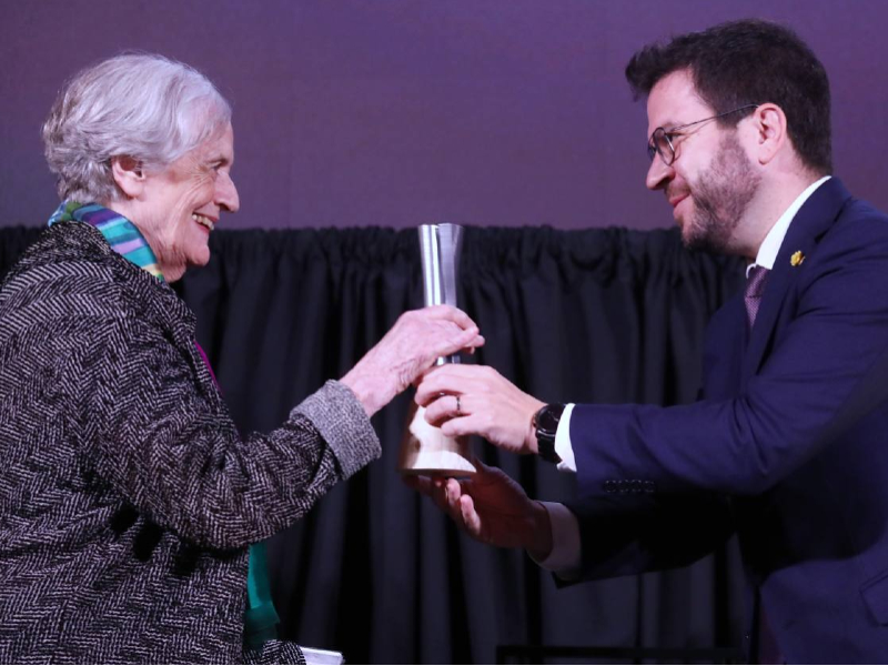 El president Aragonès durant l'entrega del premi d'honor a la historiadora Eulàlia Duran