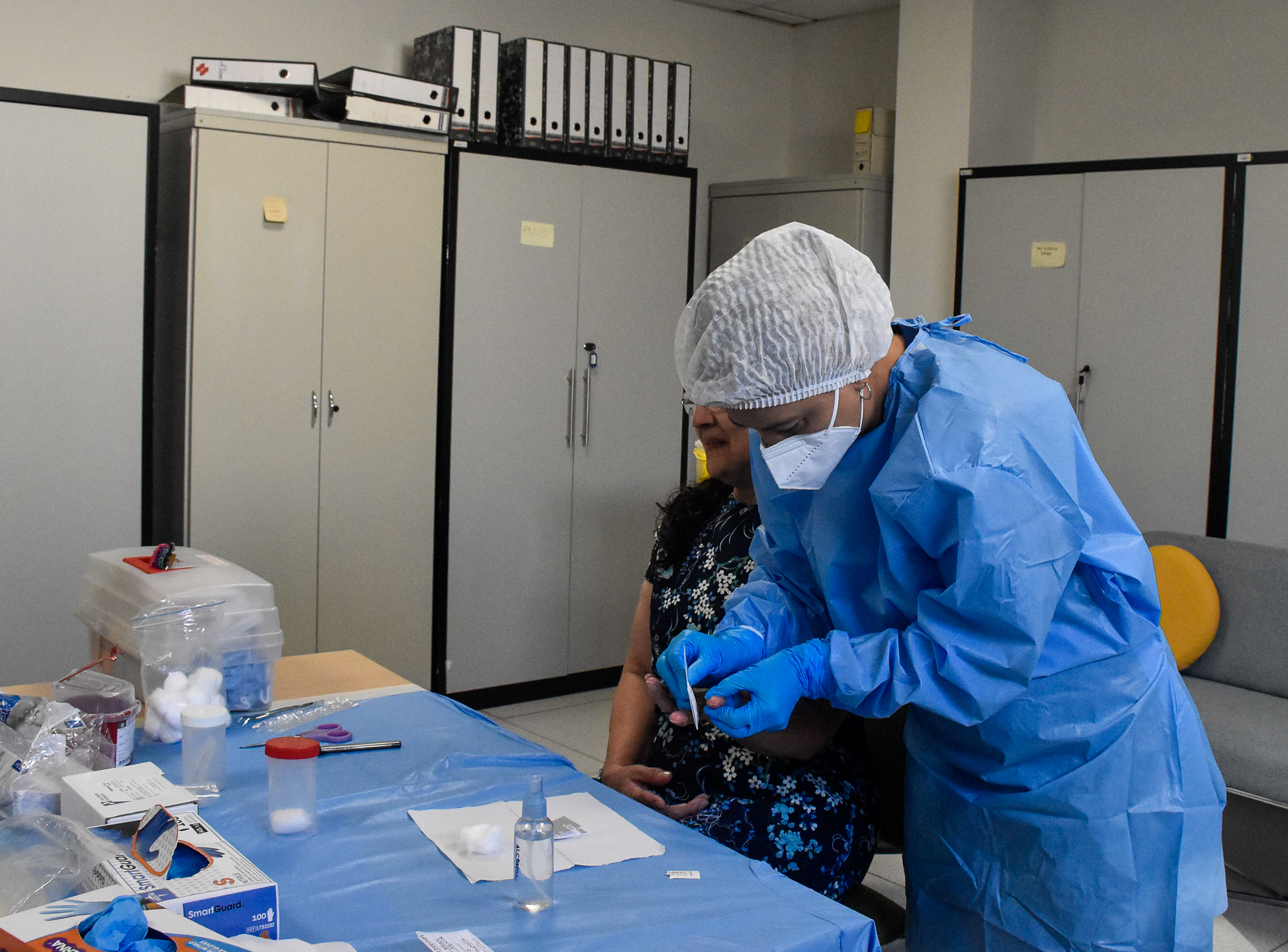 Una metge forense de la UBPD prenent la mostra d'ADN d'una familiar a la seu de l'ACCD.