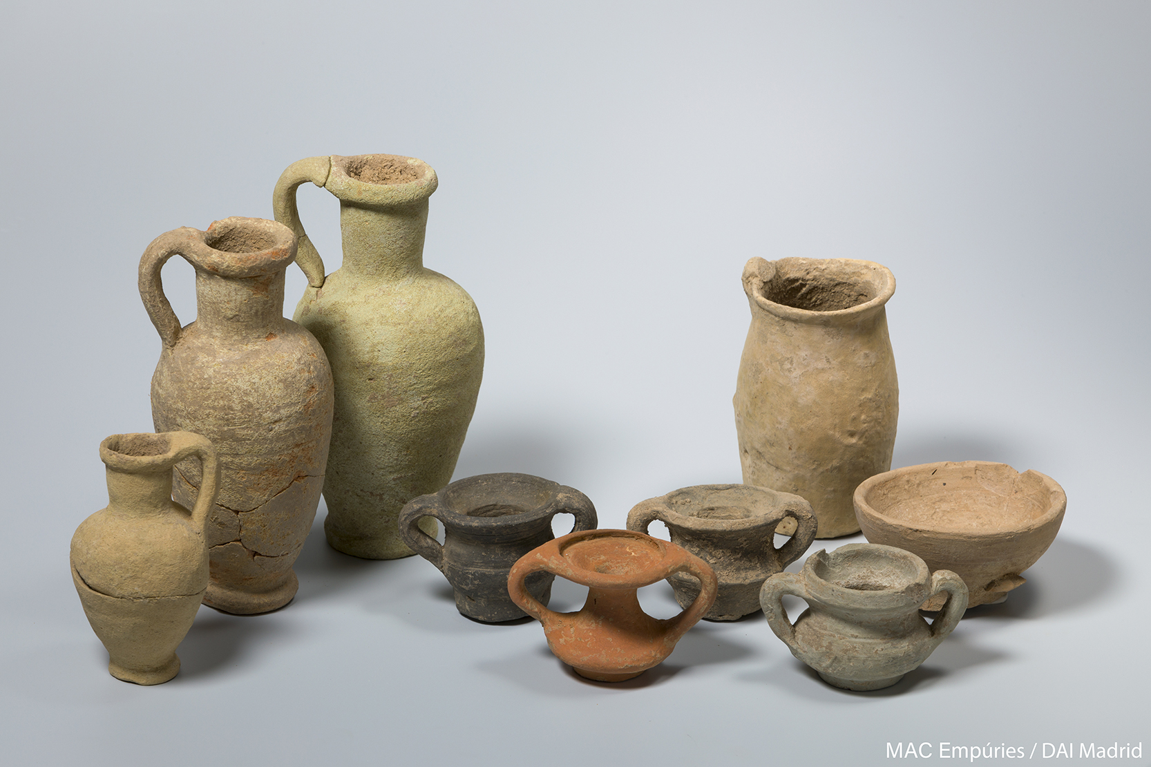 Conjunt de vasos votius trobats a l’interior d’una de les fosses associades al santuari, que proven la seva continuïtat fins al segle III aC