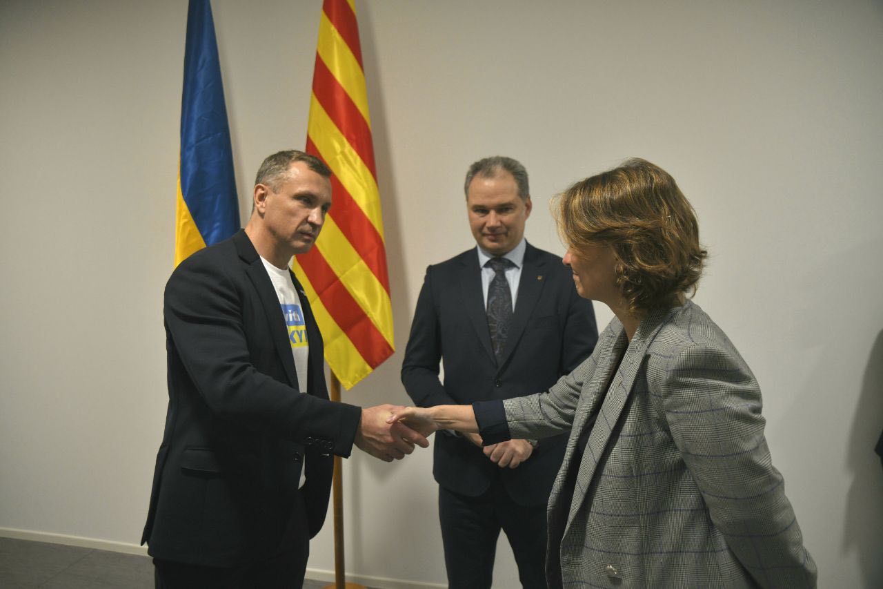 La consellera Serret saludant el tinent d'alcalde de Kíiv i el cònsol general d'Ucraïna a Barcelona en el marc de l'Smart City World Congress.