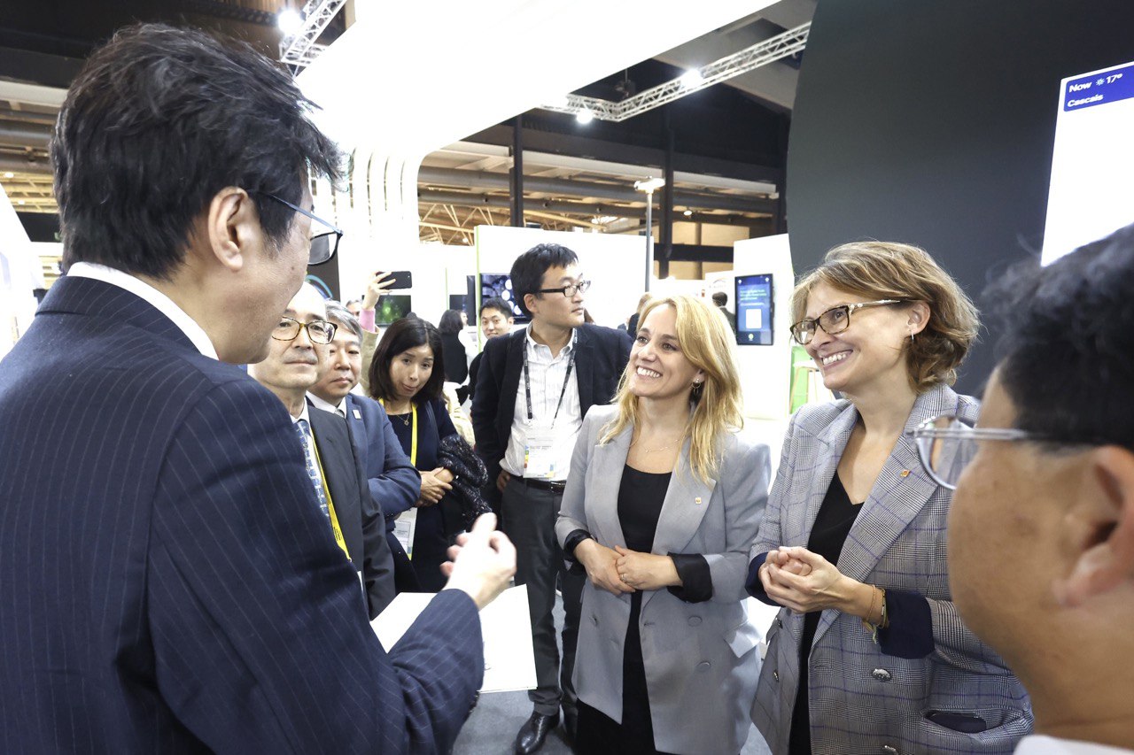 Les conselleres Mas i Serret, a l'estand del Japó a l'Smart City Expo World Congress.