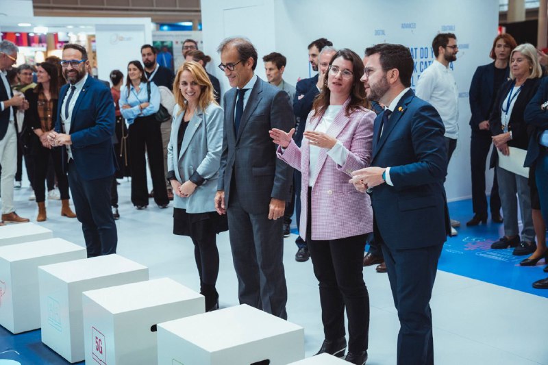 El president de la Generaliat, acompanyat de la consellera Natàlia Mas i el conseller Juli Fernàndez, durant la inauguració de l'estand Digital Catalonia.