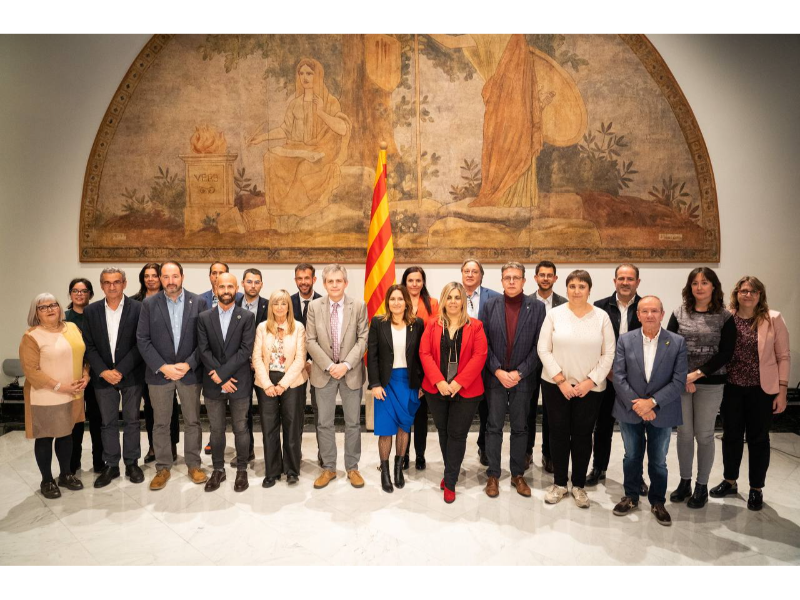 Foto de família dels assistents a la Constitució del Consell Català de Municipis Rurals