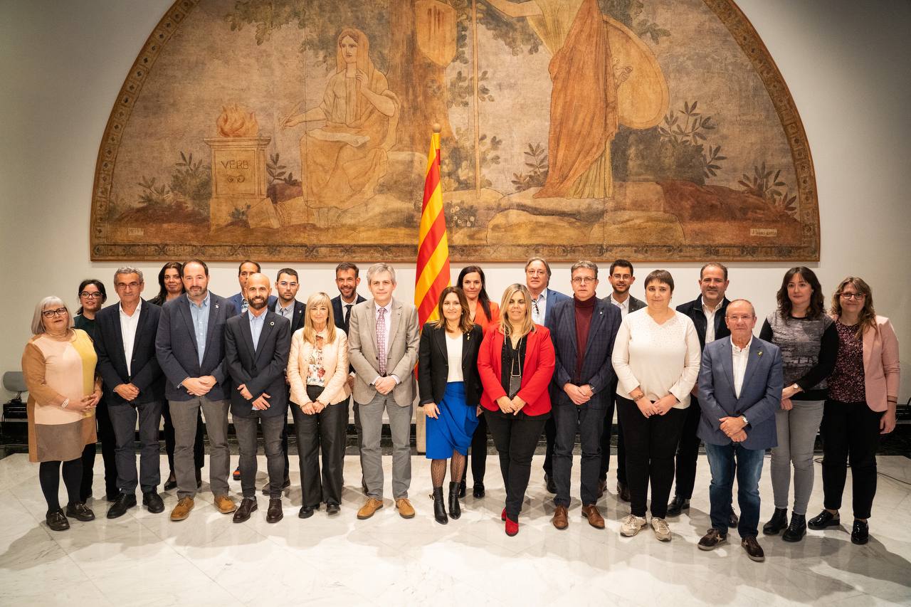 Foto de família dels assistents a la constitució del Consell Català de Municipis Rurals