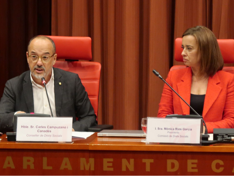 El conseller Carles Campuzano durant la compareixença, junt a la presidenta de la comissió, Mónica Ríos.