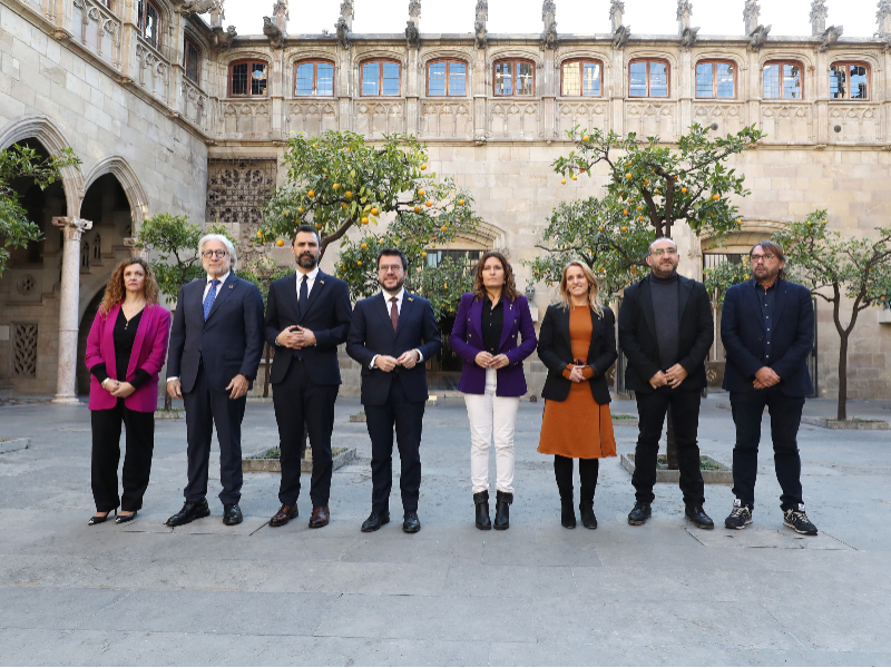 Els membres del Govern, amb els del Consell del Diàleg Social, després de la signatura del pacte.