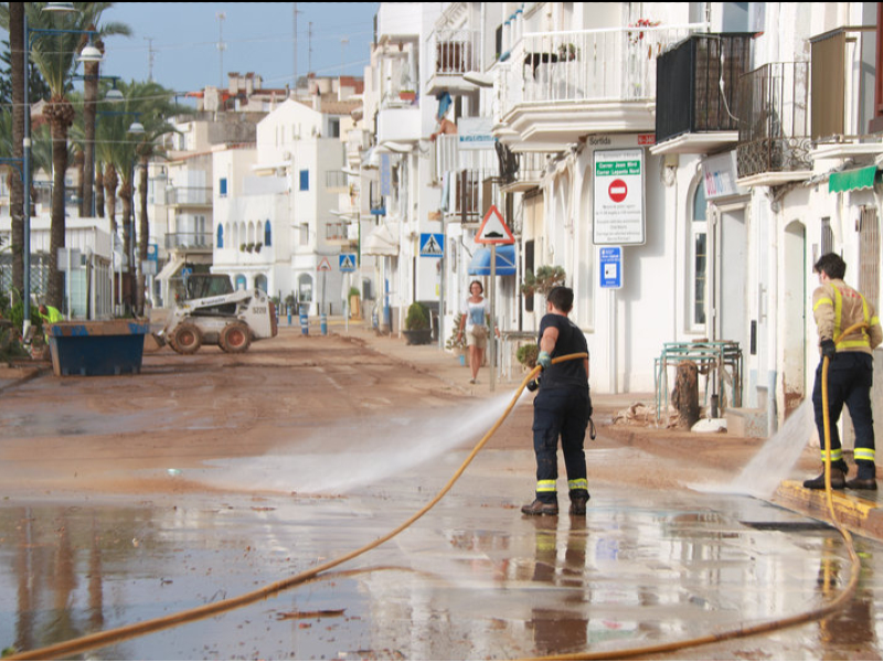 Tasques de neteja a Alcanar després dels aiguats de l'1 de setembre de 2021. (Foto: ACN)
