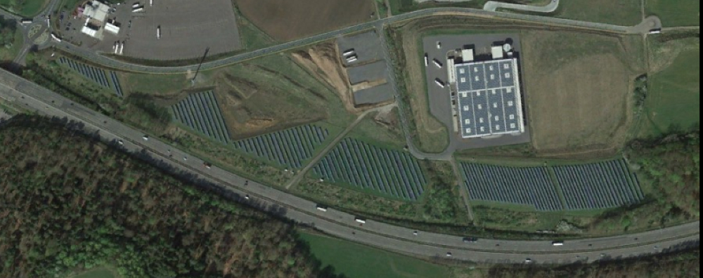 Planta solar a l’entorn d’una autopista a Alemanya.