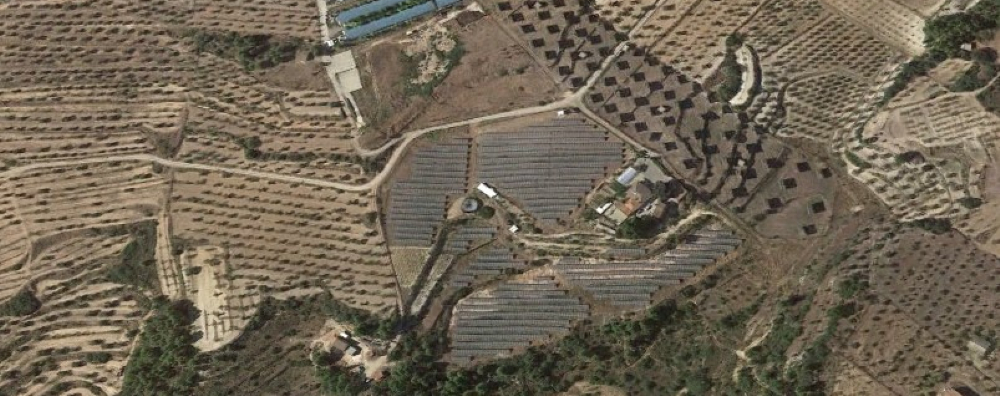 Planta solar amb plaques i captadors a Cervià de les Garrigues, respectant l’estructura de l’entorn.
