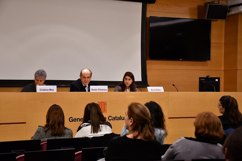 De dreta a esquerra, la directora general de l'Acció Exterior, Anna Dotor, el director general de l'IEMed, Senén Florensa, i la periodista Cristina Mas, durant la taula rodona.