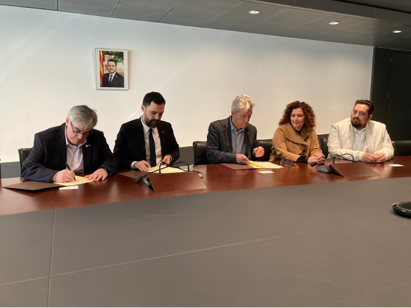 El conseller d¿Empresa i Treball, Roger Torrent i Ramió; el director del SOC, Juan José Torres i López; i el director general de la Fundació Secretariado Gitano, Isidro Rodríguez, signen el conveni.