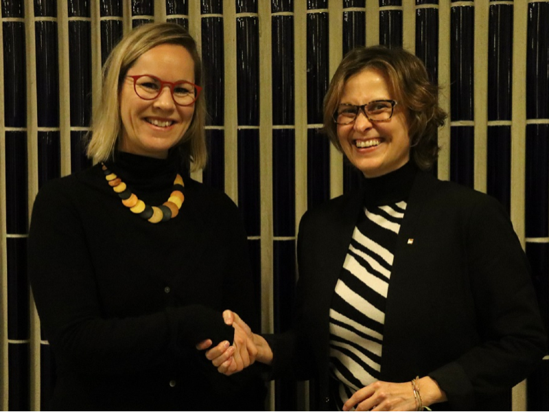 La ministra de Serveis Socials finlandesa, Hanna Sarkkinen, i la consellera Meritxell Serret, després de la reunió a Hèlsinki.