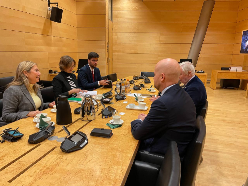 La consellera Serret i la delegada del Govern als Països Nòrdics i als Països Bàltics, Montserrat Riba, amb diputats de la Comissió d'Afers Exteriors del Parlament finlandès.