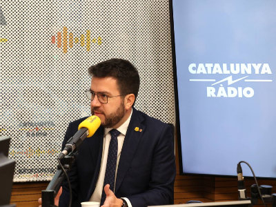 El president Aragonès durant l'entrevista als estudis de Catalunya Ràdio.