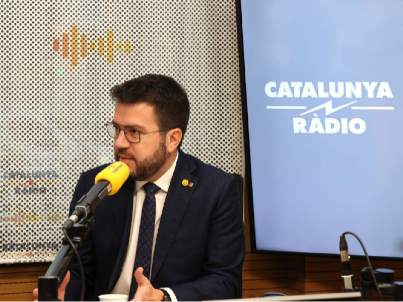 El president Aragonès durant l'entrevista als estudis de Catalunya Ràdio.
