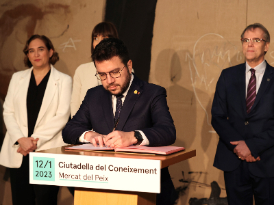 El president, signant l'acord. Autor: Rubén Moreno