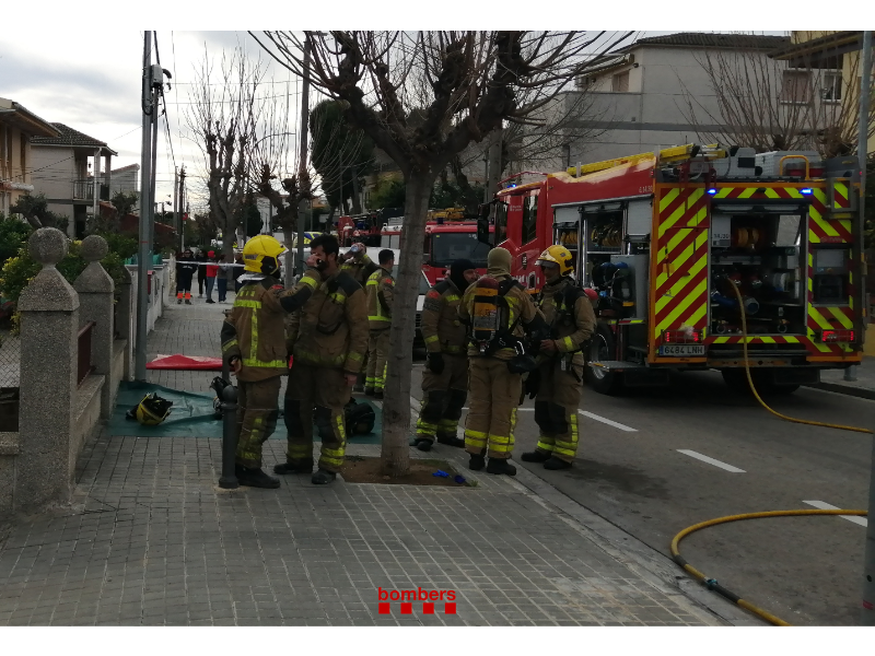 Els Bombers de la Generalitat al incendi d'un habitatge, a Segur de Calafell.