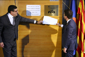 El president Aragonès i el president de la Federació Catalana de Basquetbol descobreixen la placa commemorativa (foto: Jordi Bedmar)