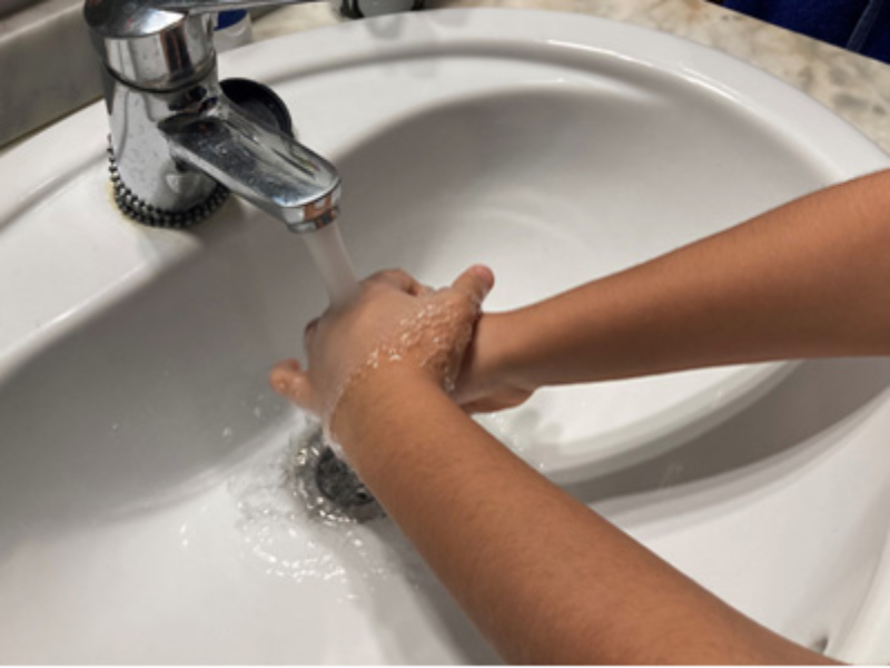 Persona rentant-se les mans. 