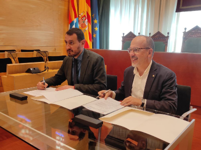 El conseller i l'alcalde signen el conveni
