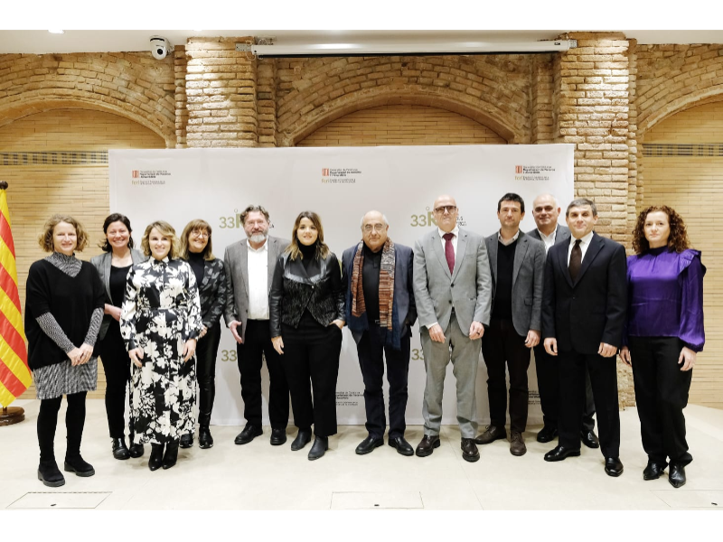 Fotografia del conseller de Recerca i Universitats, Joaquim Nadal i Farreras, i el director general de la Fundació Catalana per a la Recerca i la Innovació, Jordi Mas i Castellà, amb els guardonats i guardonades dels Premis Nacionals de Recerca 2022.