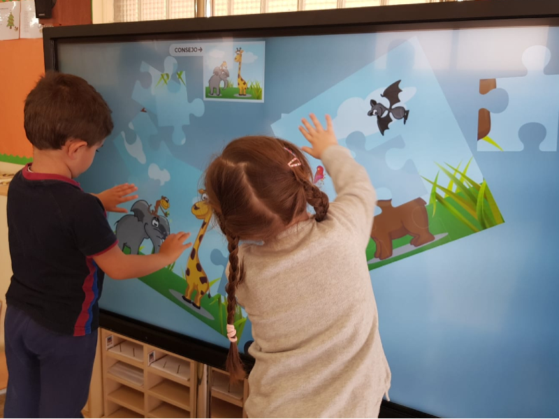 El Govern inverteix gairebé 90 milions d¿euros en instal·lar panells digitals interactius a les aules dels centres educatius 