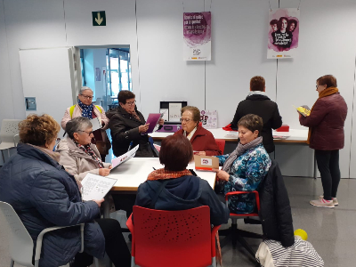 Usuàries consulten els materials al casal cívic d'Alcanar