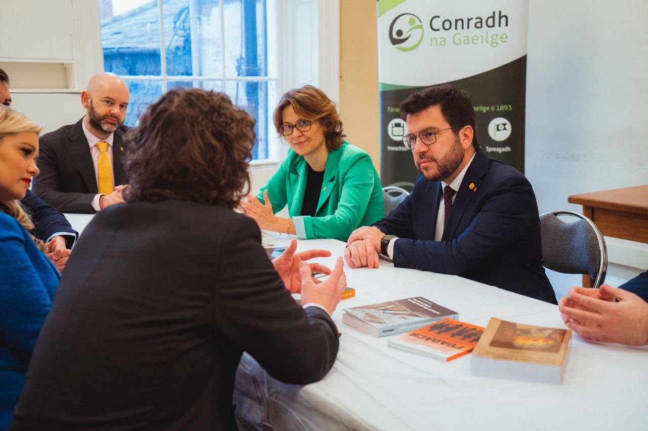 El president Pere Aragonès i la consellera d'Acció Exterior i Unió Europea, Meritxell Serret durant la reunió amb l'entitat en defensa de la llengua irlandesa Conradh na Gaeilge.