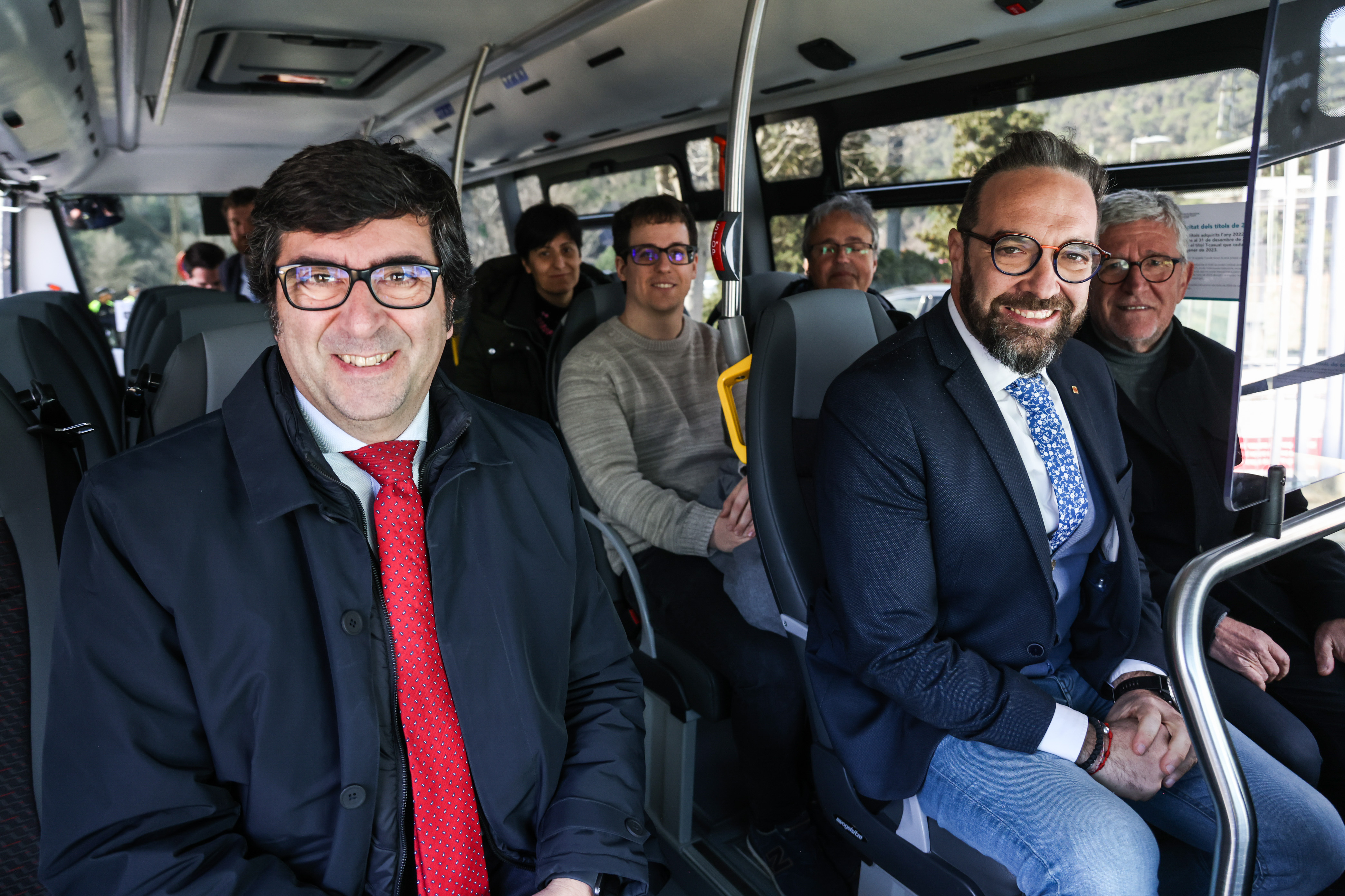 El conseller de Territori, Juli Fernàndez i Olivares, ha fet el recorregut en l'autobús que connecta l'estació d'FGC amb el nucli de Capellades.