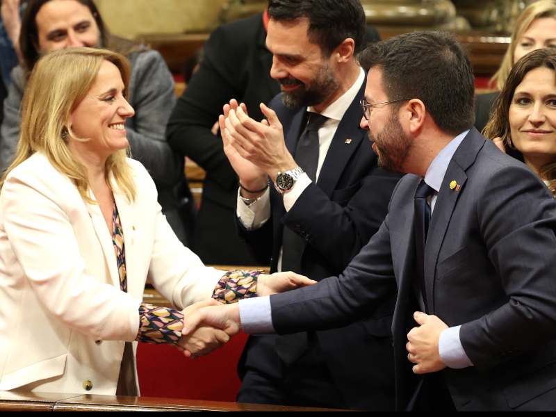 El president de la Generalitat, Pere Aragonès felicita la consellera d'Economia i Hisenda, Natàlia Mas Guix, un cop aprovats els Pressupostos 