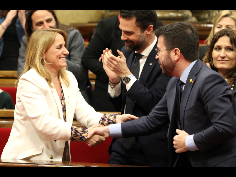 El president de la Generalitat, Pere Aragonès, felicita la consellera d'Economia, Natàlia Mas Guix.