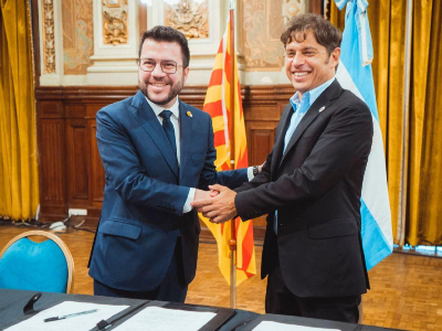 El president Aragonès i el governador Kicillof, durant la signatura de l'acord (Fotografies: Arnau Carbonell)
