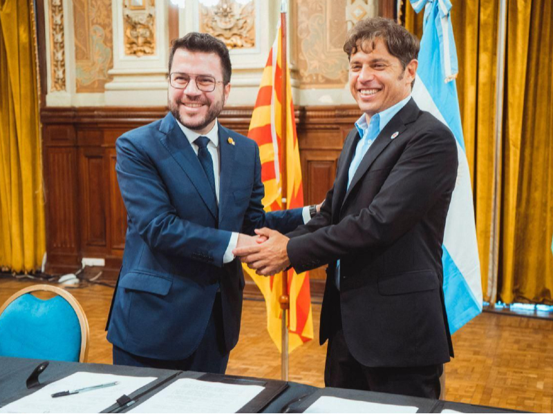 El president Aragonès i el governador Kicillof, durant la signatura de l'acord (Fotografies: Arnau Carbonell)