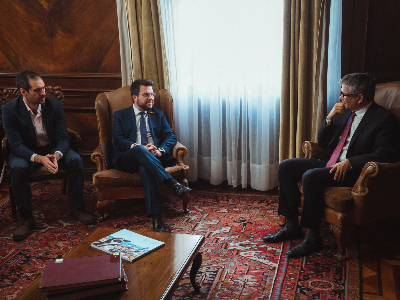 El president, durant la reunió amb els ministres (fotos: Arnau Carbonell)