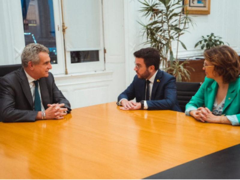 The President and the Minister during the meeting with Minister Rossi at Casa Rosada