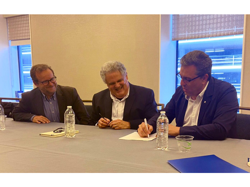 El secretari Marcén signa l'adhesió a la Global Cyber Alliance en presència del director de l'Agència de Ciberseguretat de Catalunya, Tomàs Roy i del president i director general de la Global Cyber Alliance (GCA), Phil Reitinger.