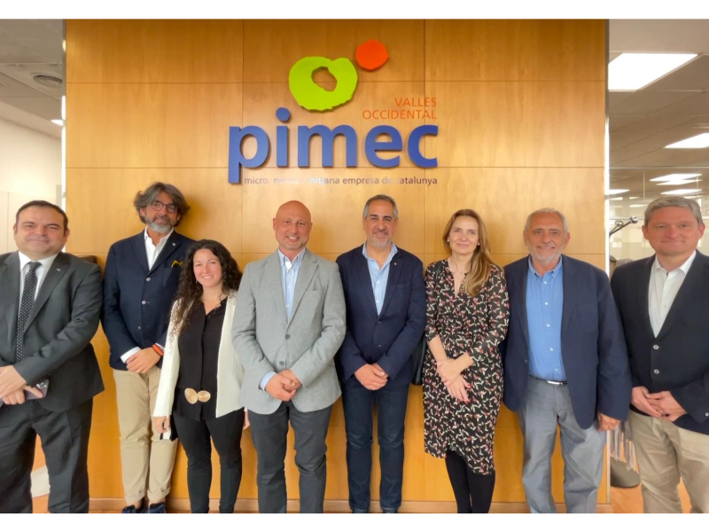 A la imatge hi ha el delegat del Govern a Barcelona, Joan Borràs, juntament amb els membres de la junta directiva de PIMEC Vallès Occidental. 