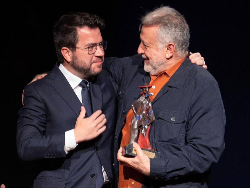 El president Aragonès lliura el Premi Arlequí de Teatre en el Marc de la 19a edició de la Mostra Nacional de Teatre Amateur a Enric Majó (Fotografia: Rubén Moreno)