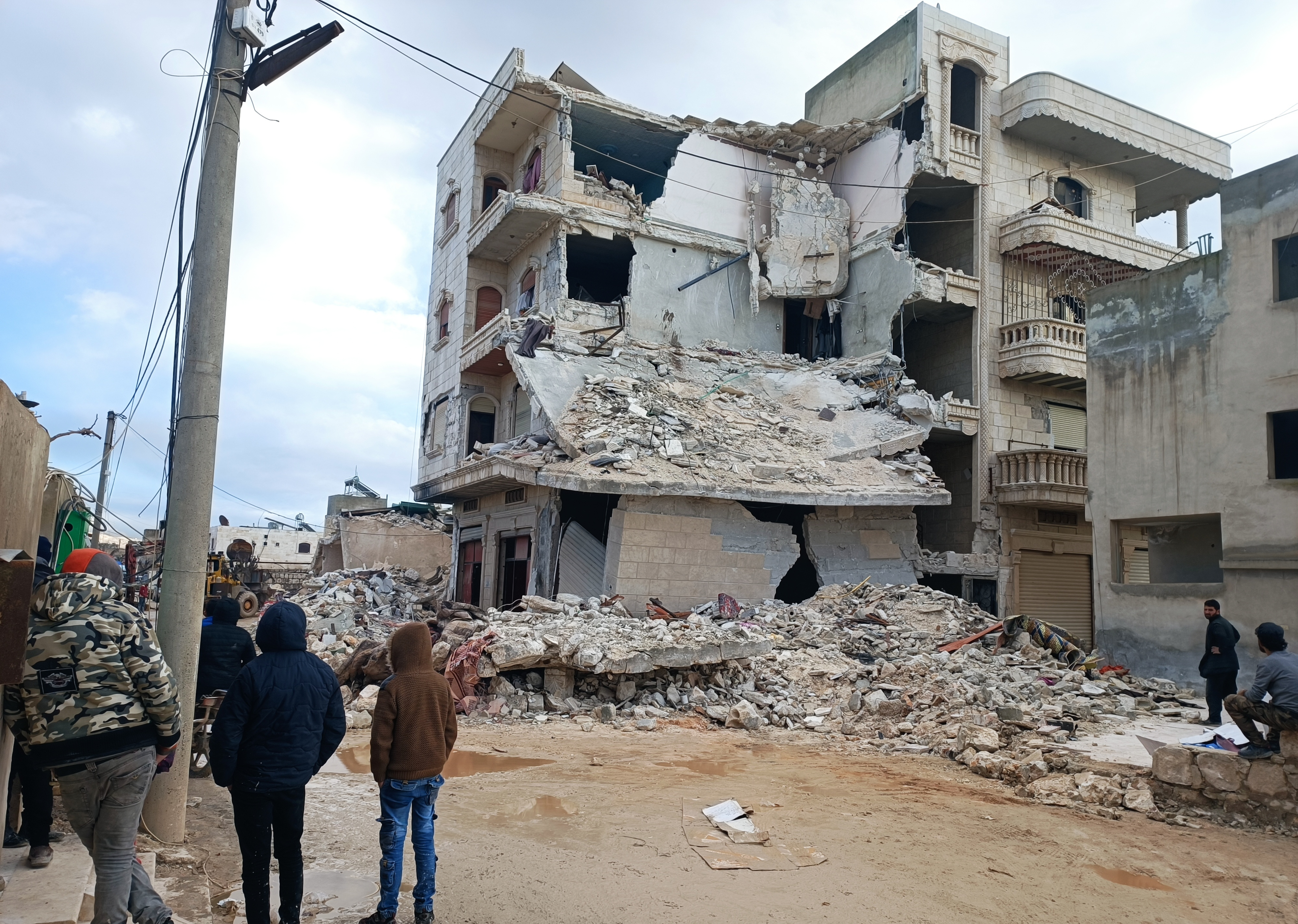 Imatge d'un edifici esfondrat a Síria després d'un dels terratrèmols del febrer. Foto: ACN/Metges Sense Fronteres