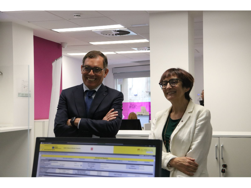 La secretària d¿Hisenda i presidenta de l¿ATC, Marta Espasa, i el director de l¿Agència,  Eduard Vilà, durant la visita