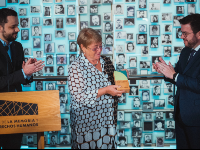 President Aragonès handing the award to Michelle Bachelet 