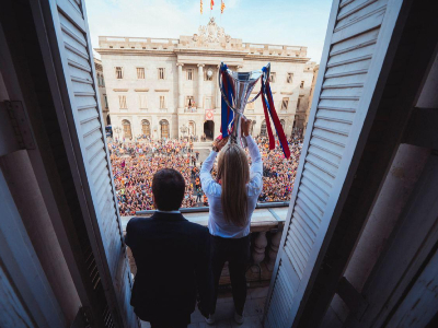 El president amb Alexia Putellas sortint al balcó de la Generalitat. Autor: Jordi Bedmar