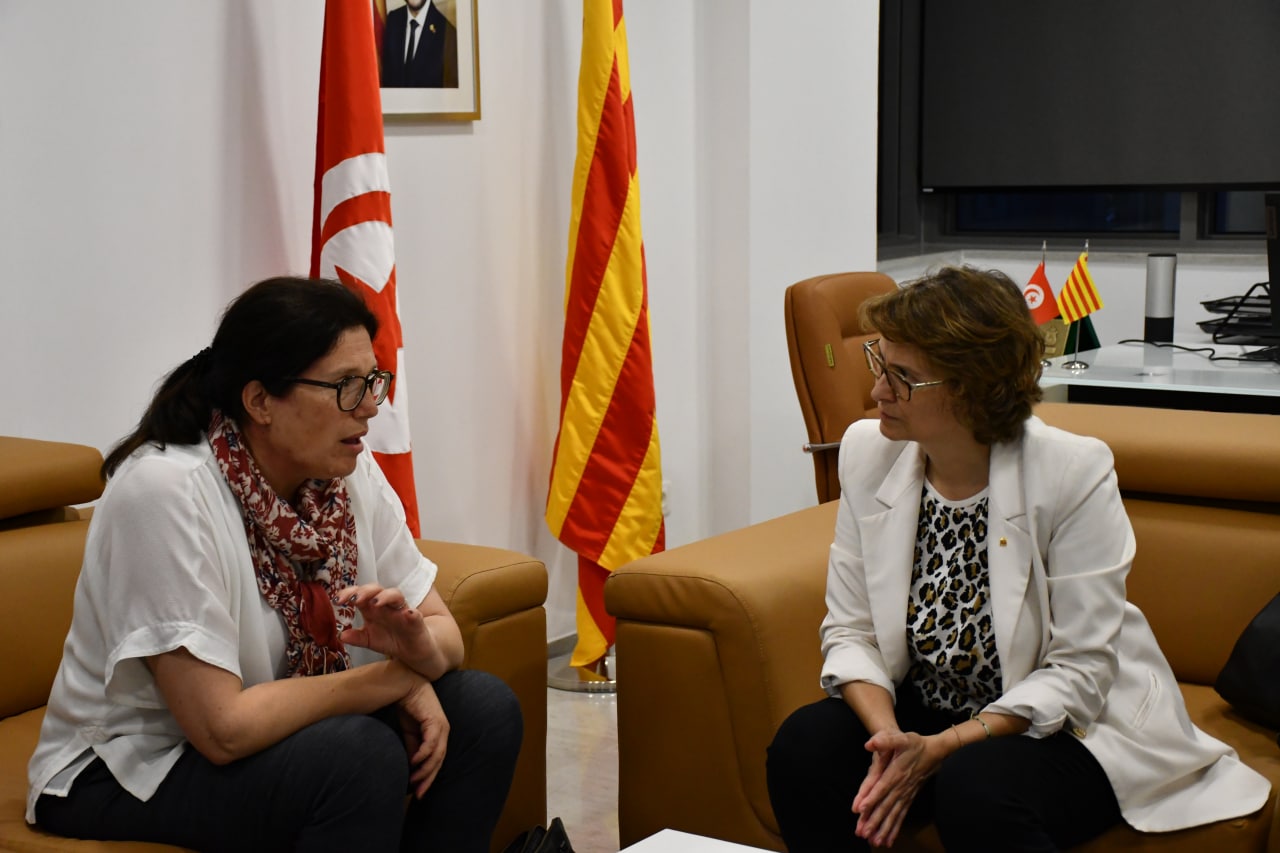La consellera Serret i la representant del PNUD Tunísia, Céline Moyroud.