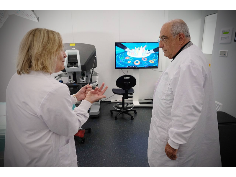 El conseller Joaquim Nadal visitant el Centre de Medicina Comparativa i Bioimatge