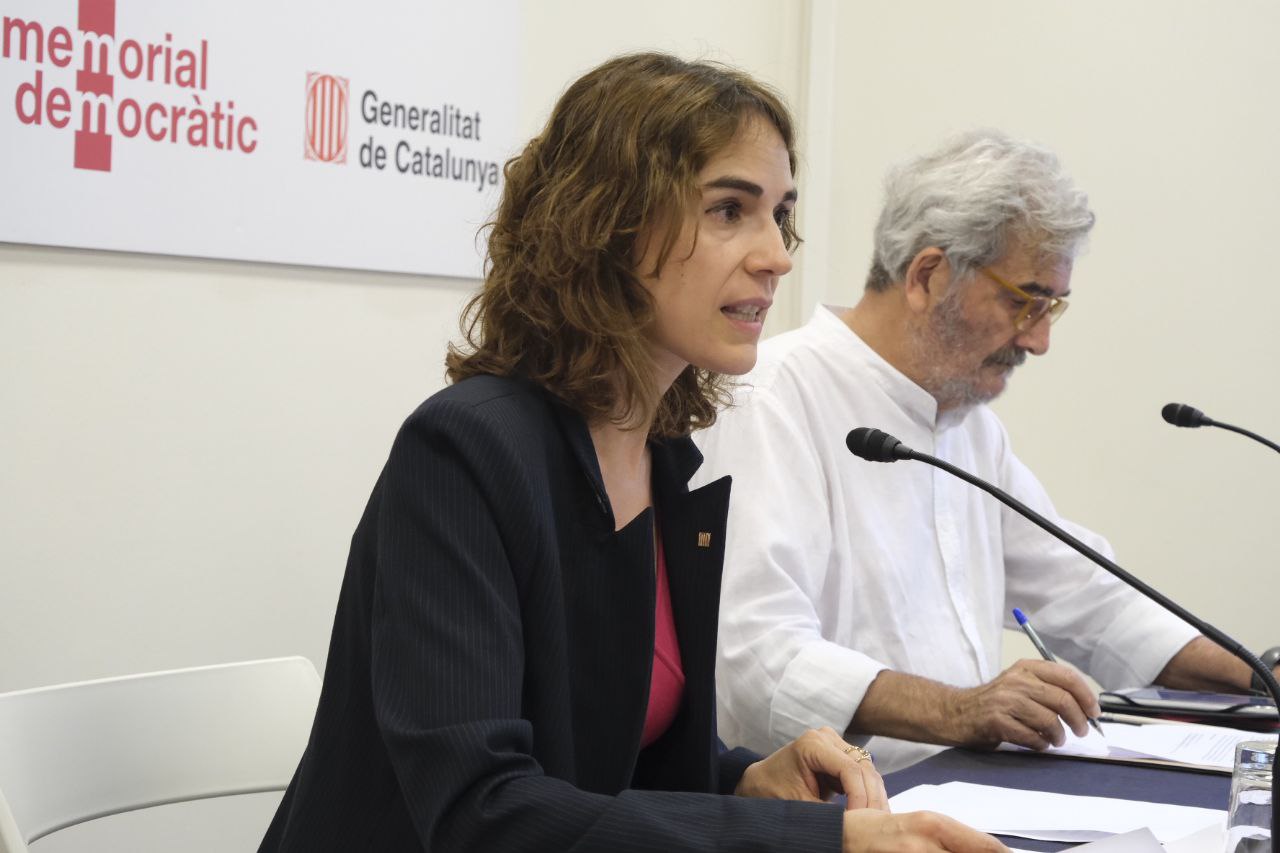 La consellera Ubasart durant la roda de premsa, amb Carles Vallejo
