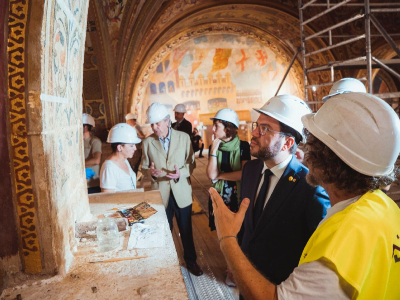 El president observa unes de les pintures renaixentistes que han aparegut als arcs de l'estructura