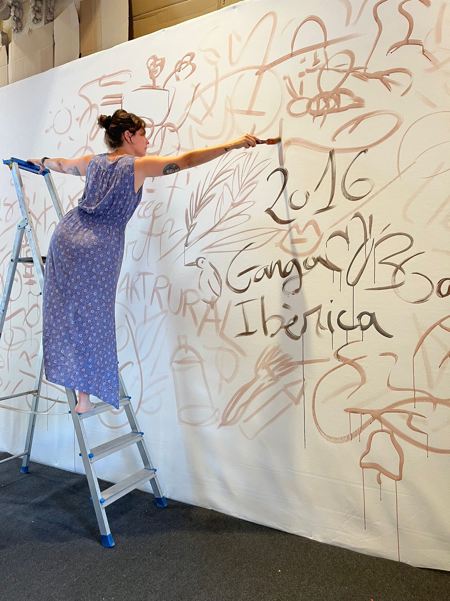 Imatge de Llily Brick pintant el mural